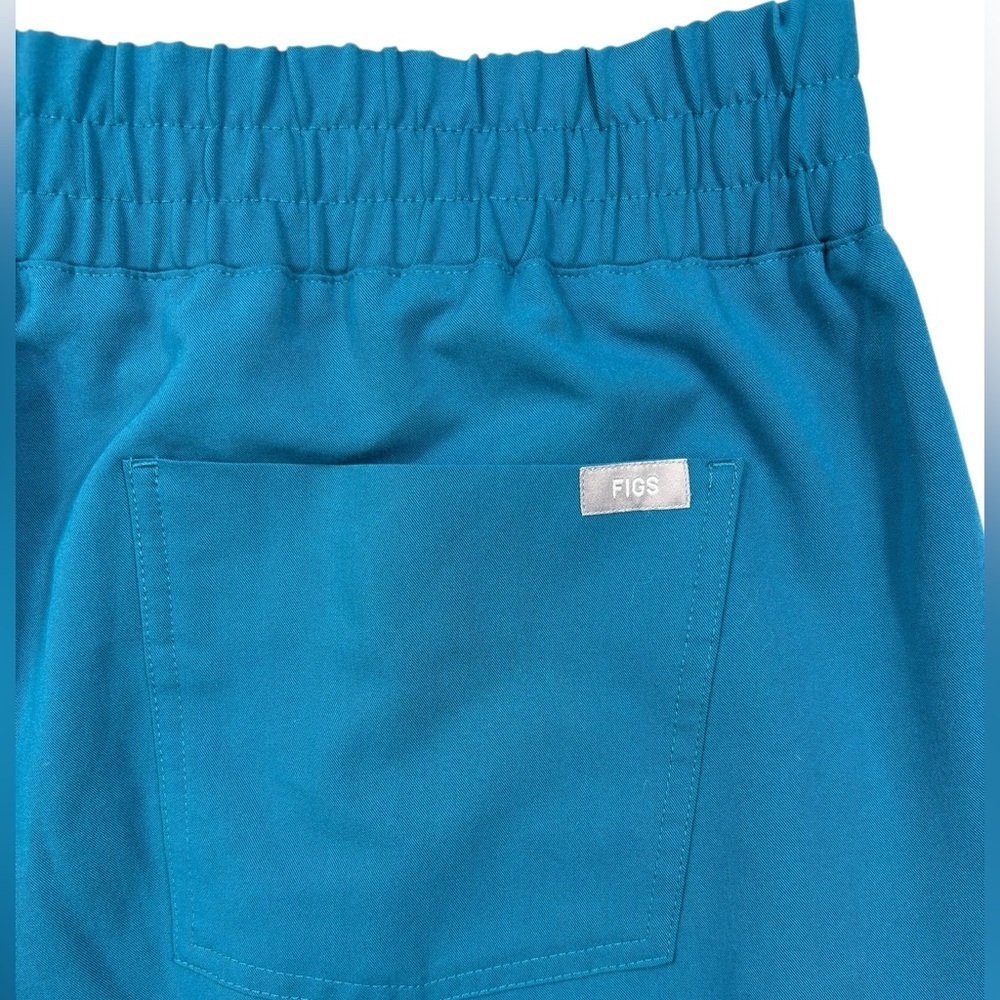 FIGS Women’s Zamora Jogger Scrub Pants in Pacific Blue |
Size XXL/P - Picture 7 of 10